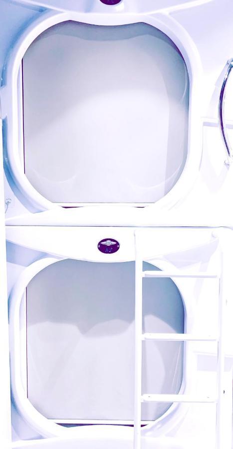 Hotel kapsul Met A Space Pod @ Boat Quay Singapura
