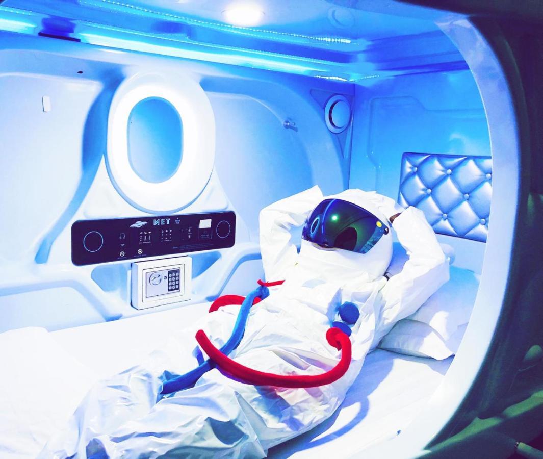 Hotel kapsul Met A Space Pod @ Boat Quay Singapura